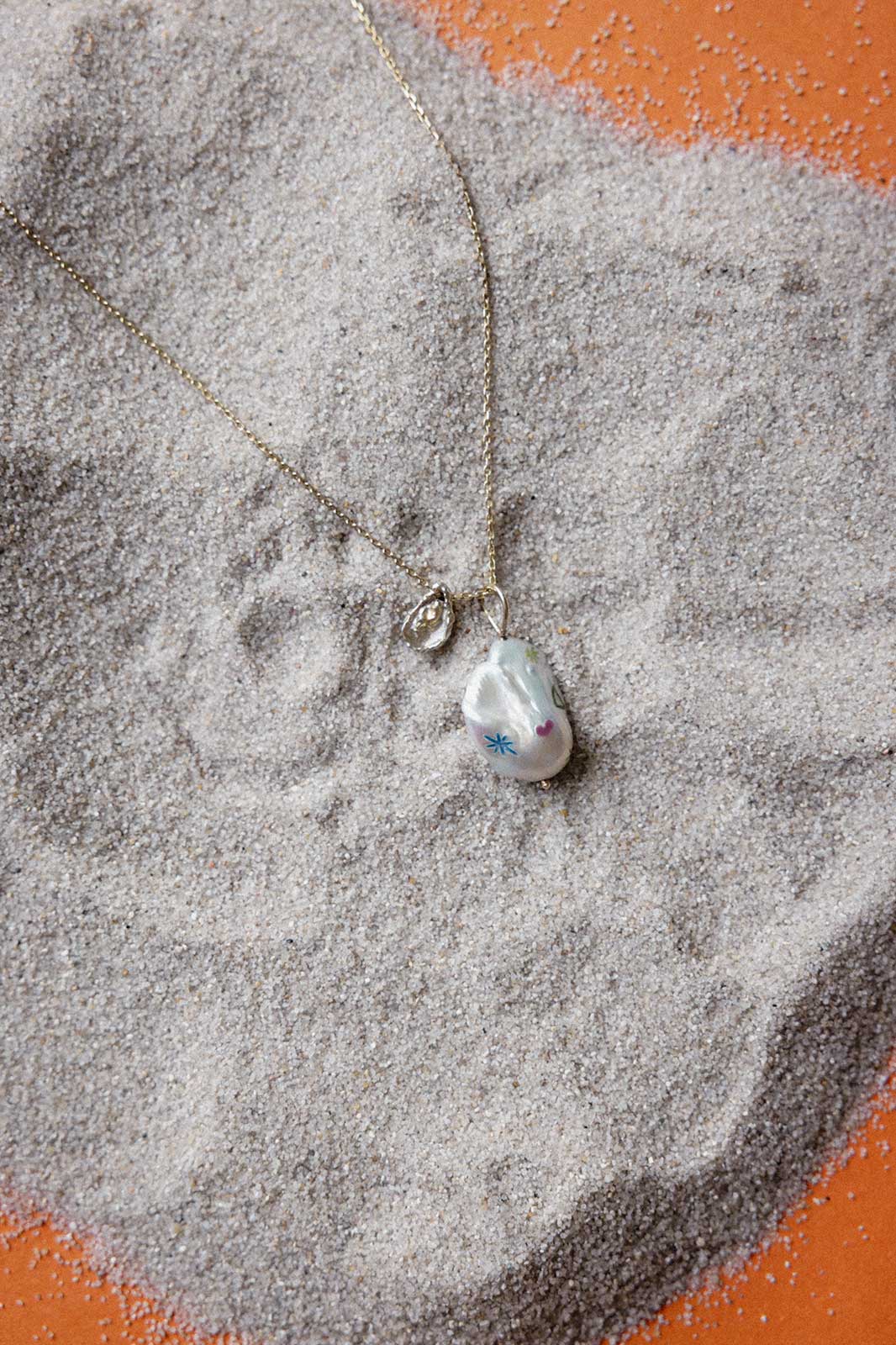 Delicate Chain Necklace with Funky Pearl & Oyster in 14k Yellow Gold
